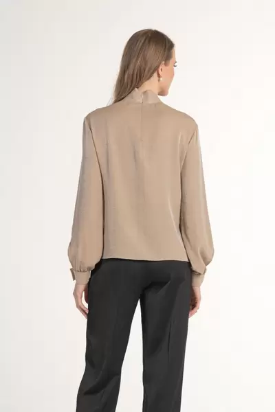 Oferta de Blusa de brilho com laço por 124,9€ em Ana Sousa