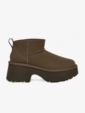 Oferta de Botas Ugg Classic Ultra Mini New Heights W por 189,9€ em Bazar Desportivo