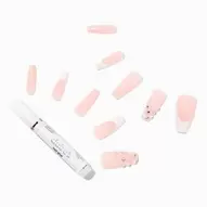 Oferta de Pearl Glitter French Tip Squareletto Vegan Faux Nail Set - 24 Pack por 7€ em Claire's