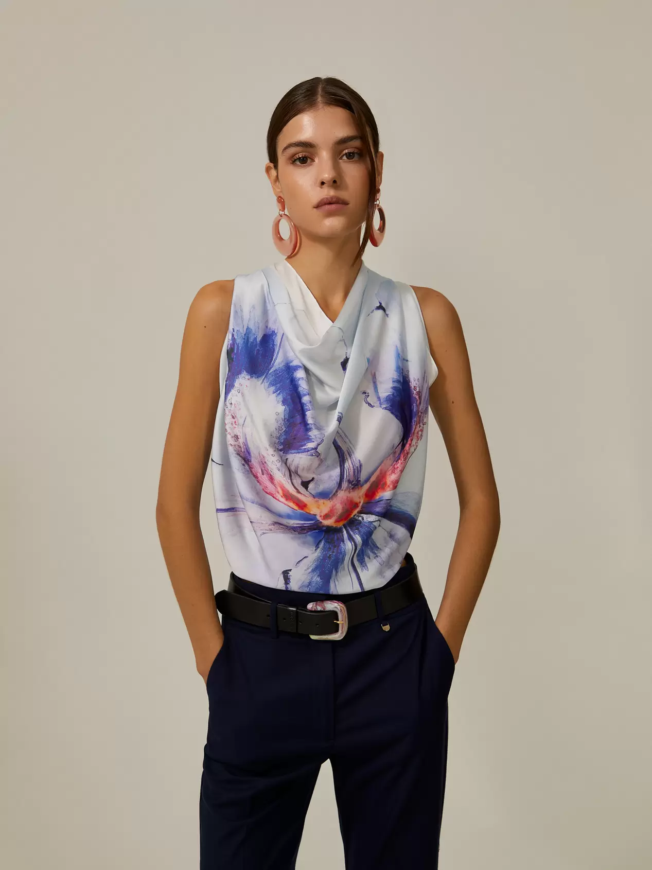 Oferta de Iris flower printed scarf por 24,98€ em Decenio