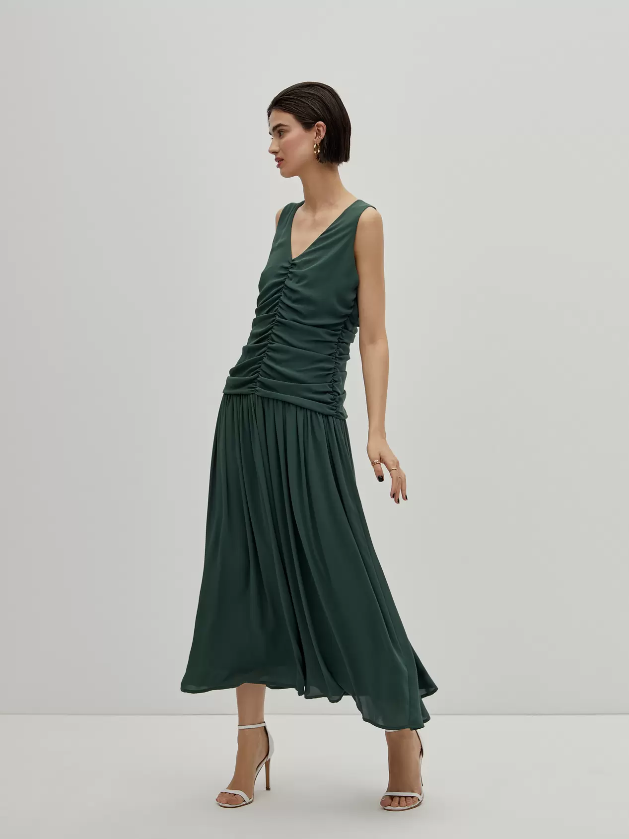 Oferta de Sleeveless draped midi dress por 84,98€ em Decenio