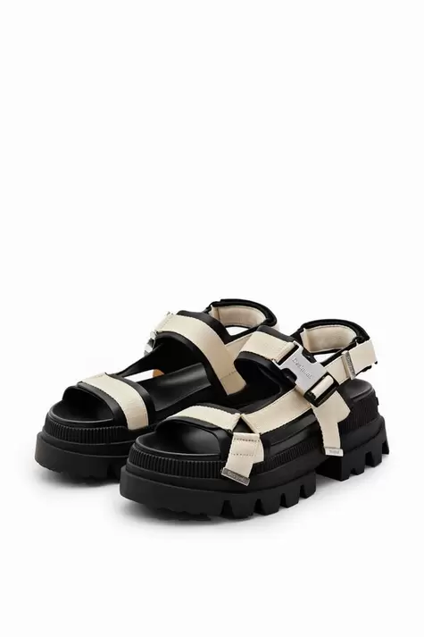 Oferta de New collection Sandálias chunky plataforma por 89,95€ em Desigual