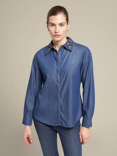 Oferta de Camisa jeans com bordado à mão na gola por 205€ em Elena Miró