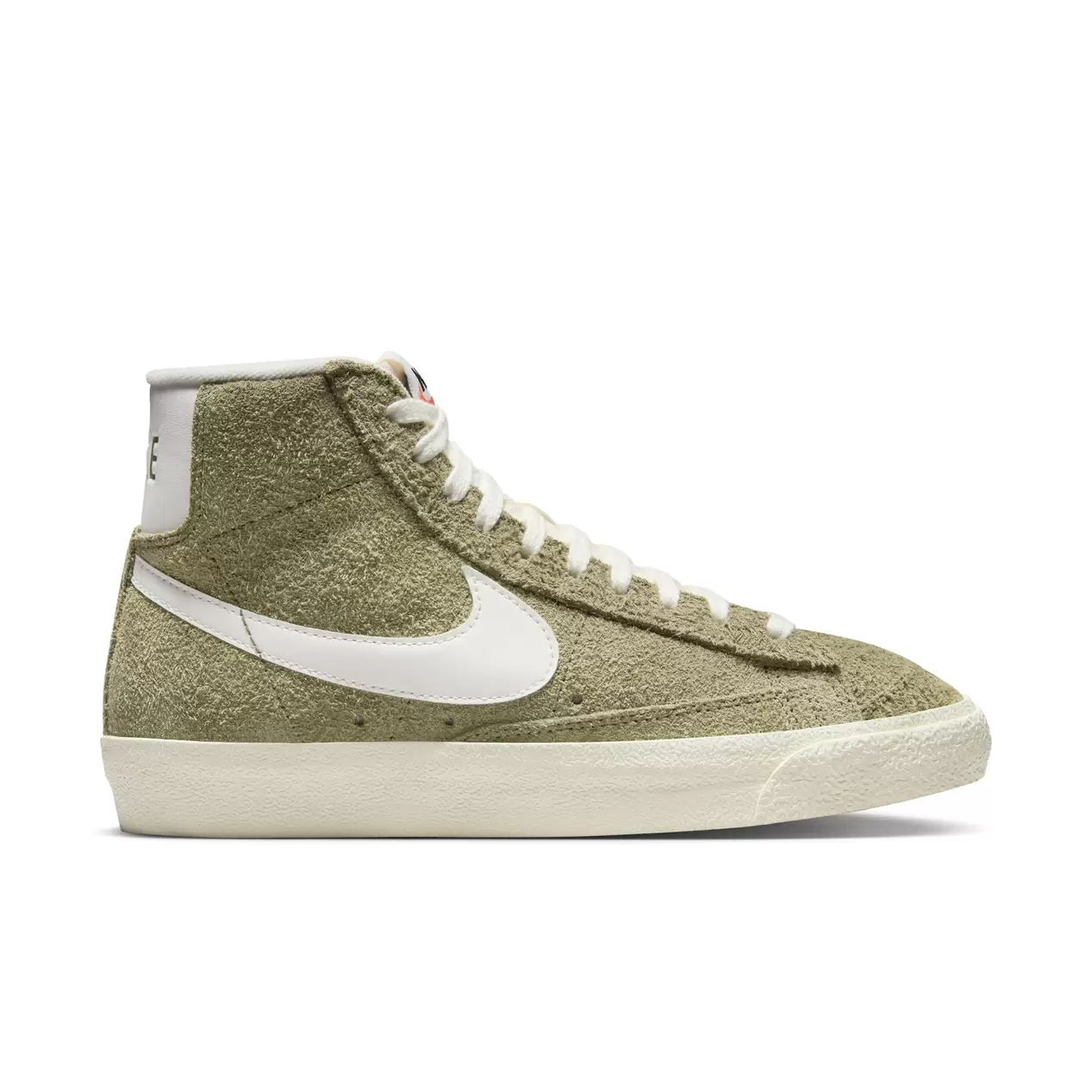 Oferta de NIKE BLAZER MID '77 VINTAGE | MEDIUM OLIVE/SAIL/COCONUT MILK/BLACK por 82,5€ em Extreme Urban Footwear