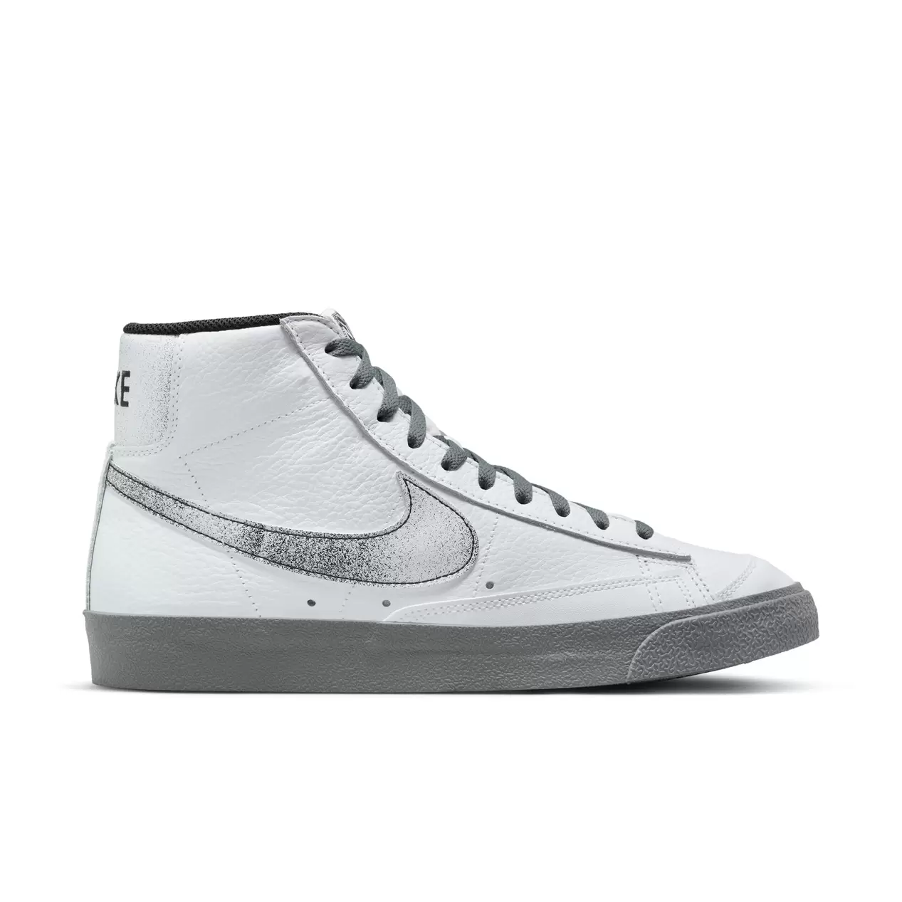 Oferta de NIKE BLAZER MID '77 | WHITE/SMOKE GREY/BLACK/WHITE por 68,5€ em Extreme Urban Footwear