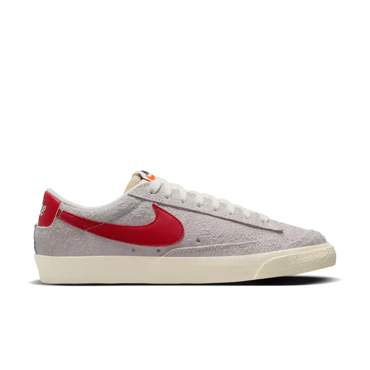 Oferta de NIKE BLAZER LOW '77 VINTAGE | SUMMIT WHITE/GYM RED/SAIL/COCONUT MILK por 62,5€ em Extreme Urban Footwear