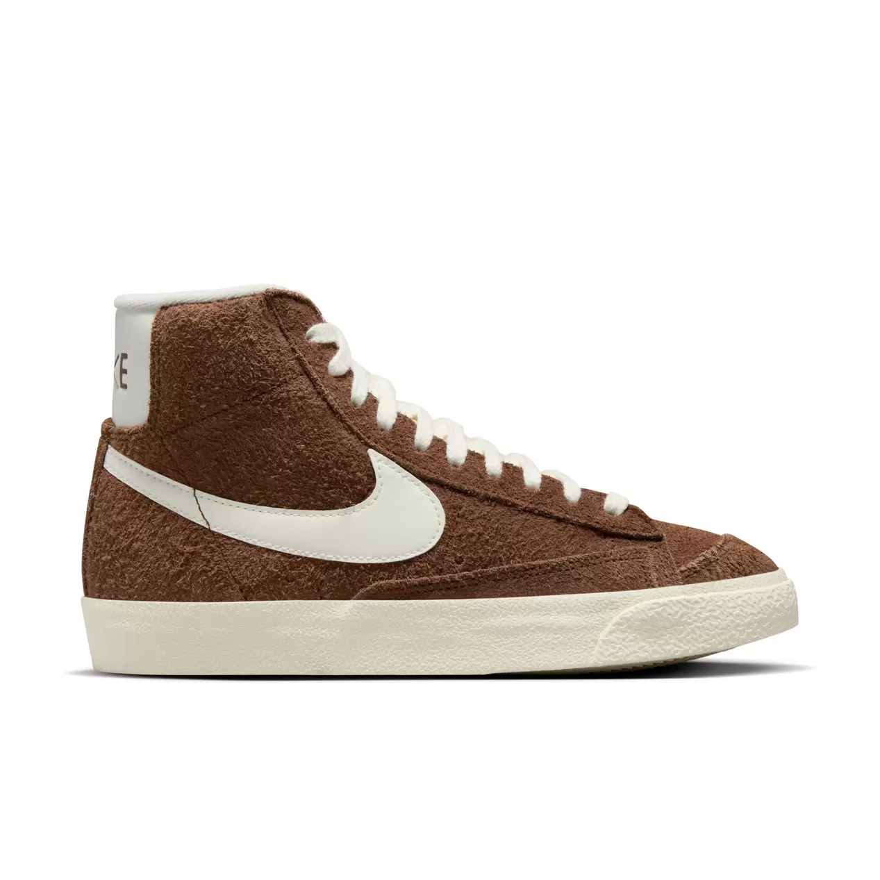 Oferta de NIKE BLAZER MID '77 VINTAGE | CACAO WOW/SAIL/COCONUT MILK/BLACK por 75€ em Extreme Urban Footwear