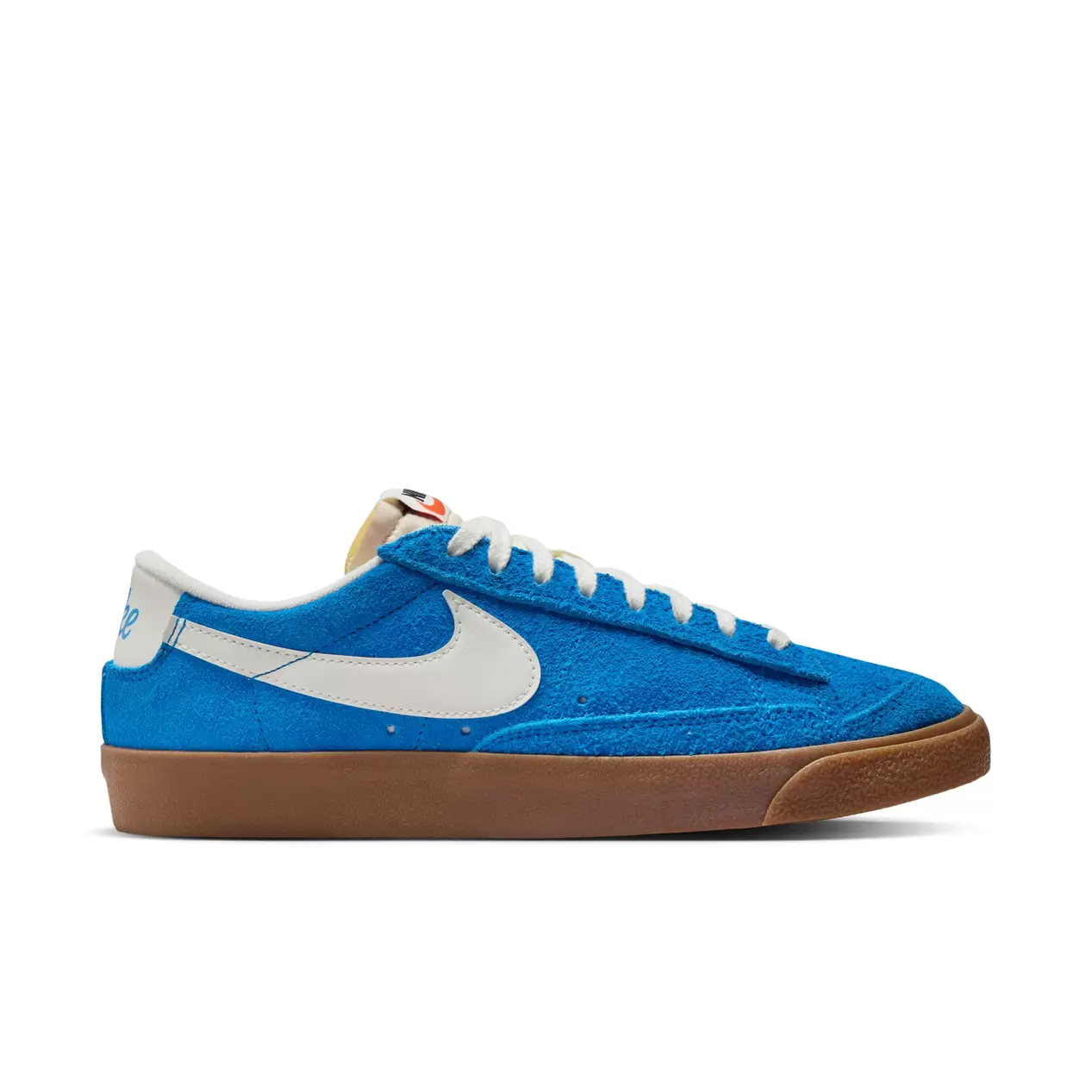 Oferta de NIKE BLAZER LOW '77 VINTAGE | PHOTO BLUE/SAIL/GUM MED BROWN/BLACK por 70€ em Extreme Urban Footwear