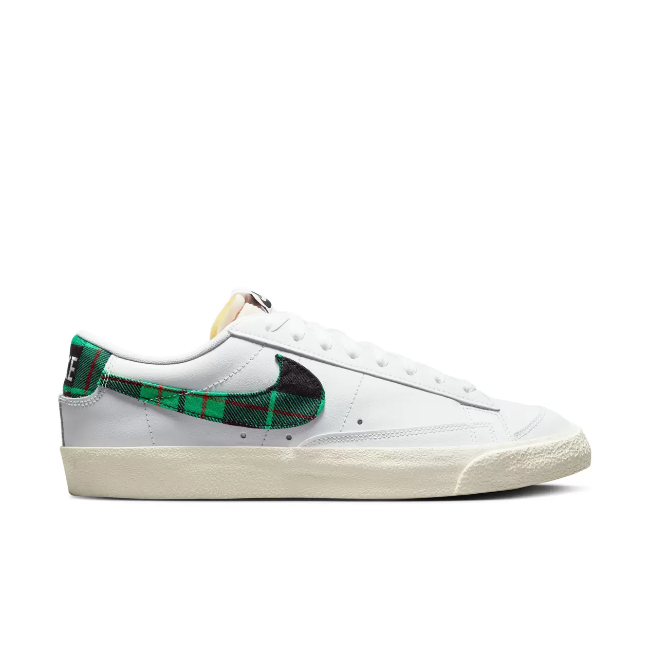 Oferta de NIKE BLAZER LOW '77 PREMIUM | WHITE/STADIUM GREEN/WHITE/UNIVERSITY RED por 60€ em Extreme Urban Footwear