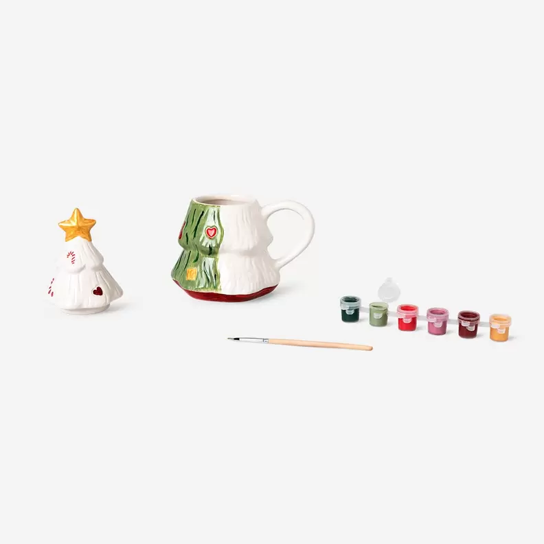 Oferta de DIY Caneca de árvore de Natal com tinta por 6€ em Flying Tiger