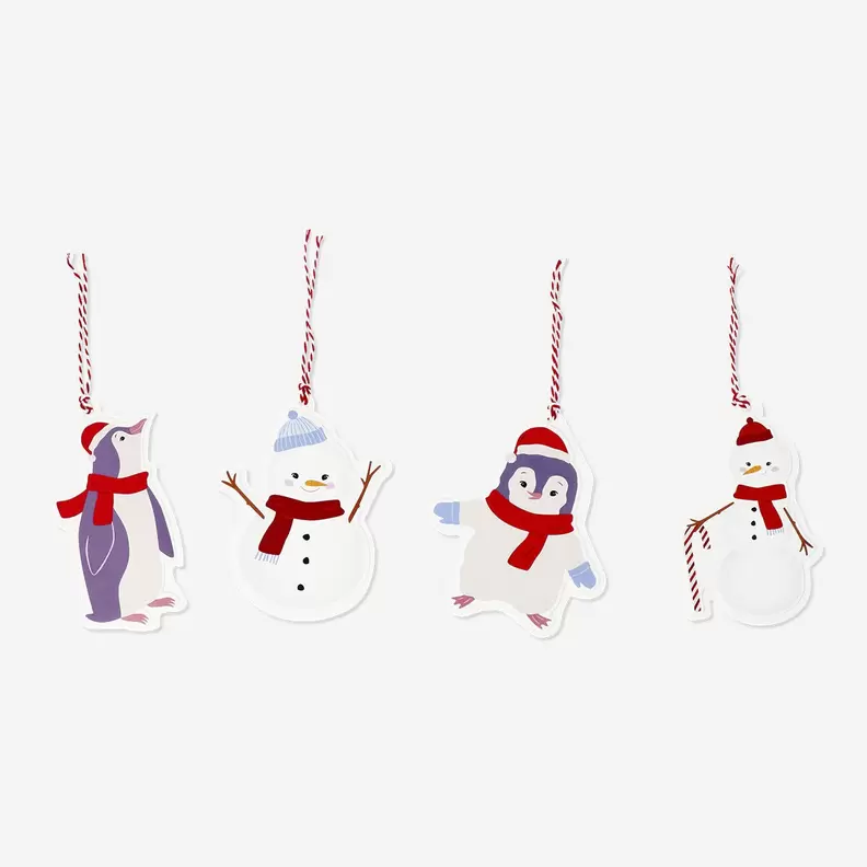 Oferta de Etiquetas para prendas com pinguim e boneco de neve - 4 peças por 1€ em Flying Tiger