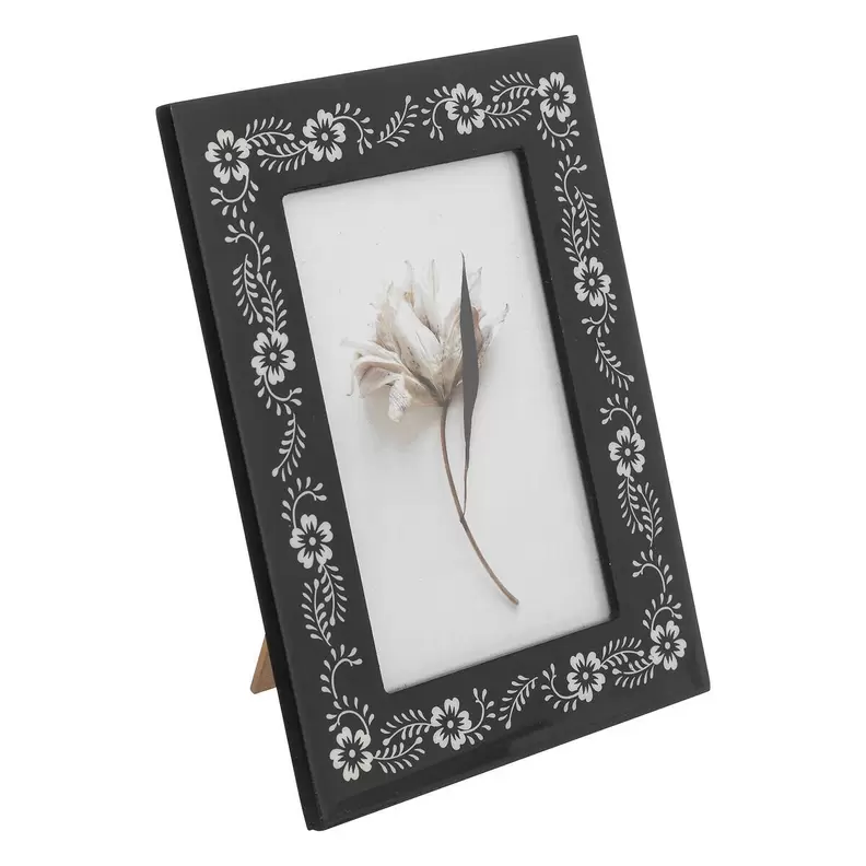 Oferta de Moldura preta e branca com decoração flores 10x15cm por 4,99€ em hôma