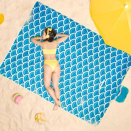 Oferta de Tapete de praia e piscina familiar gigante sereia por 12,5€ em Imaginarium