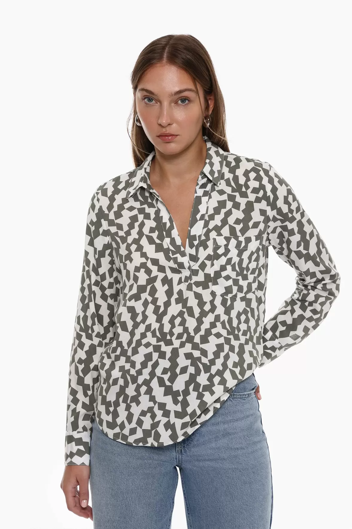 Oferta de Camisa Decote Básica Fluida por 9,99€ em Lefties