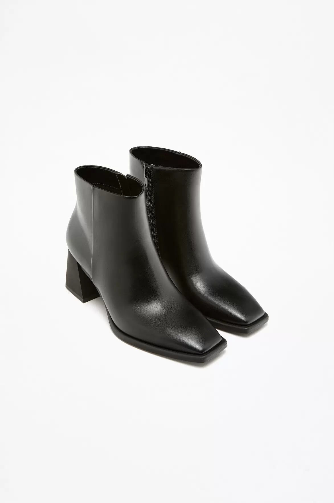 Oferta de Botins Com Biqueira Quadrada por 29,99€ em Lefties