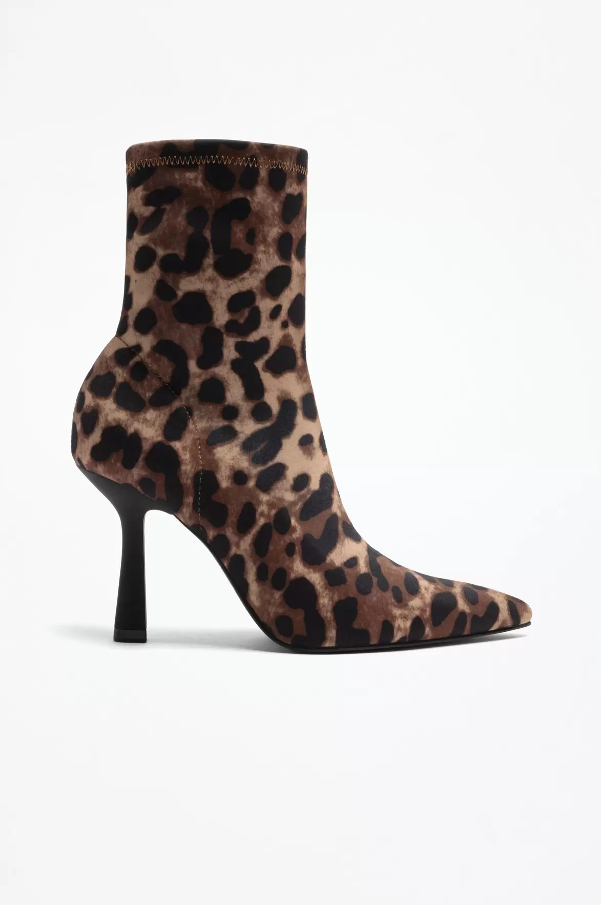 Oferta de Botim Tacão Fino Animal Print por 29,99€ em Lefties