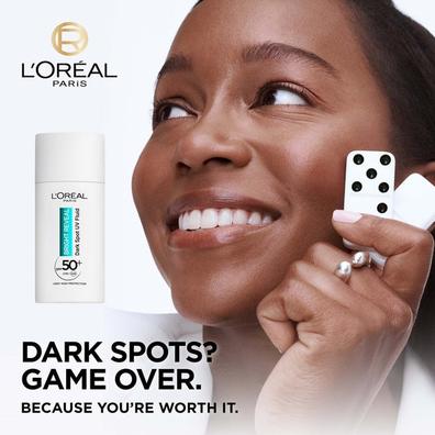 Oferta de L'Oréal Paris Bright Reveal Dark Spot UV Fluid SPF 50+ with Niacinamide 50ml por 23,45€ em Look Fantastic