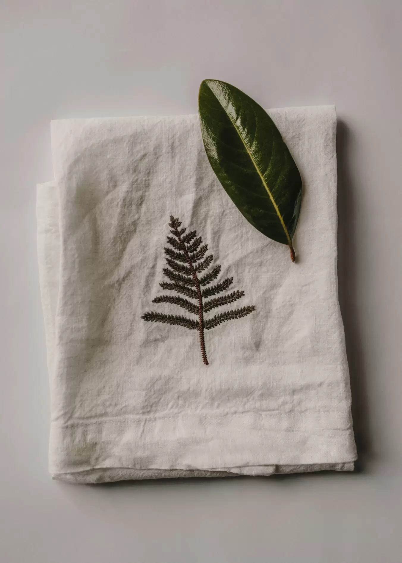 Oferta de Linen Kitchen Towel with Tree Detail por 12,99€ em Mango