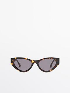 Oferta de Óculos de sol cat eye com efeito padrão tartaruga por 59,95€ em Massimo Dutti