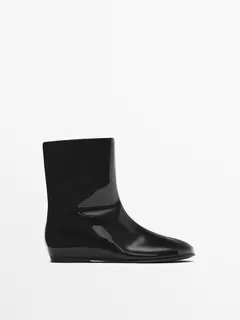 Oferta de Faux-patent finish flat ankle boots por 139€ em Massimo Dutti