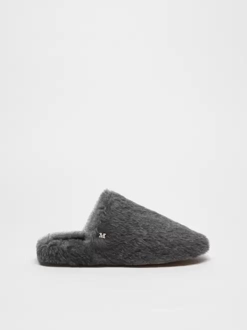 Oferta de Teddy fabric slippers por 395€ em Max Mara