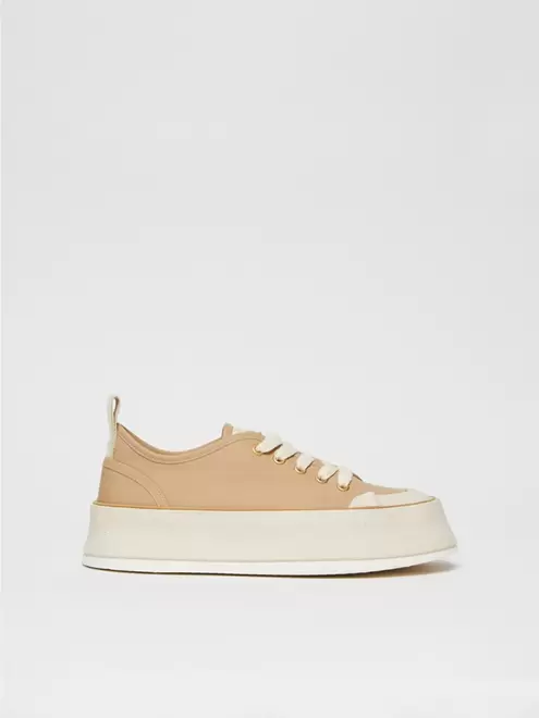 Oferta de Smooth leather sneakers por 569€ em Max Mara