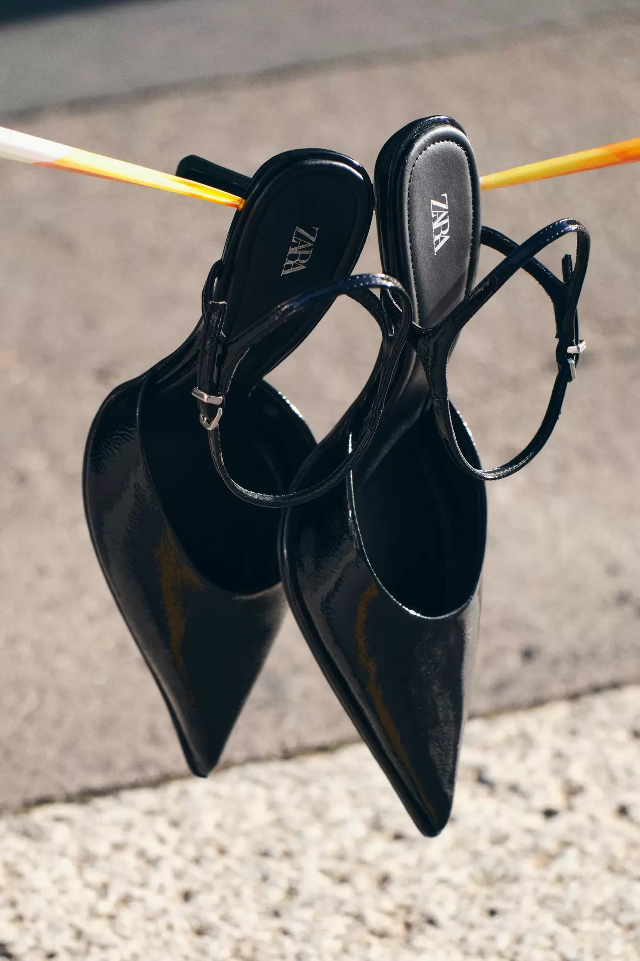 Oferta de SAPATO TIPO MULES COM TACÃO E PULSEIRA por 29,95€ em ZARA