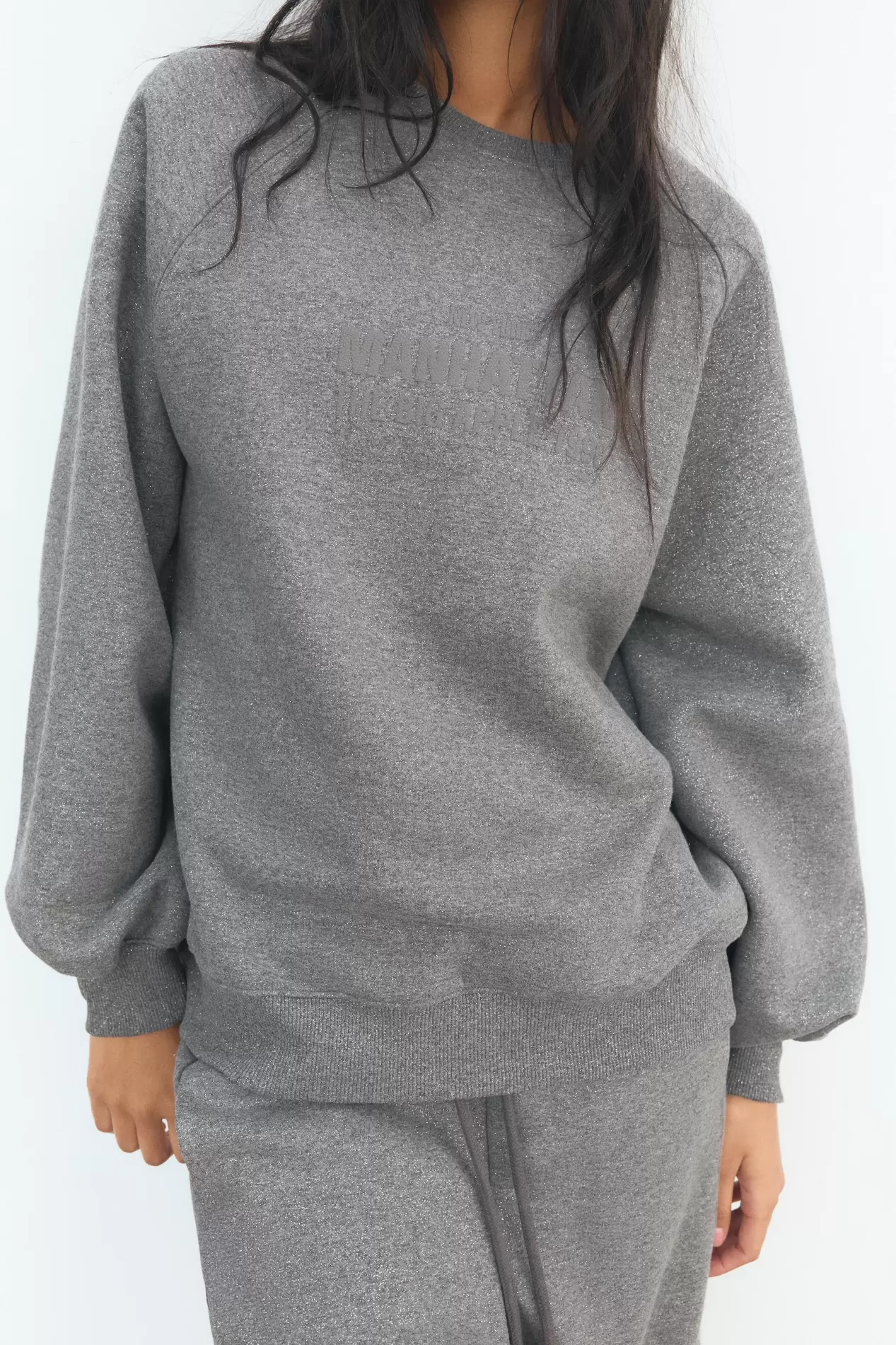 Oferta de SWEATSHIRT DE FELPA COM MENSAGEM BRILHANTE por 29,95€ em ZARA