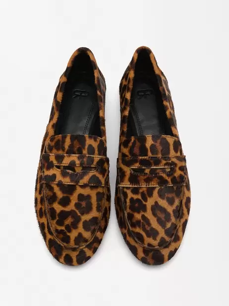 Oferta de Online Exclusive - Leopard Print Leather Loafers por 45,99€ em Parfois