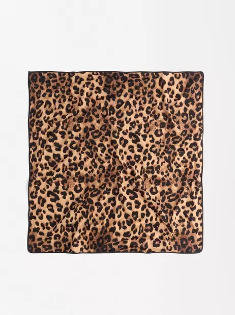 Oferta de Leopard Print Square Scarf por 9,99€ em Parfois