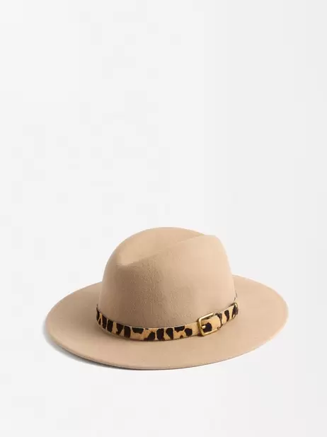 Oferta de Hat With A Leather Belt por 25,99€ em Parfois