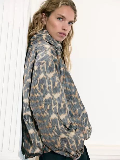 Oferta de Lightweight Leopard Print Parka por 59,99€ em Parfois