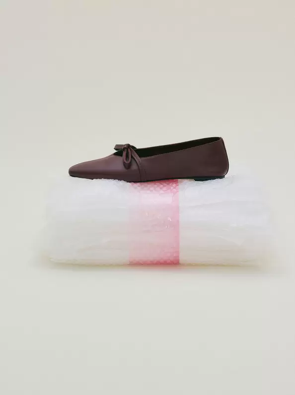 Oferta de Leather Ballet Flats With Bow por 49,99€ em Parfois