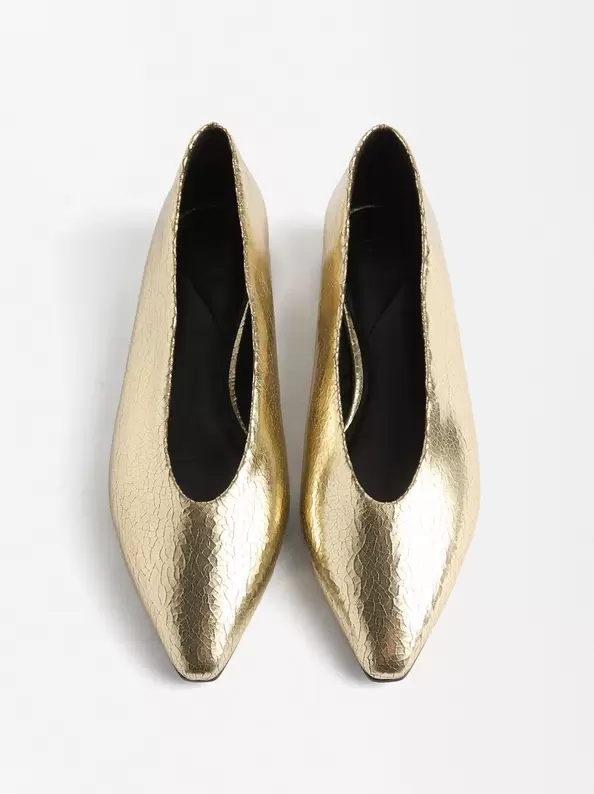 Oferta de Metallic Flat Shoes por 35,99€ em Parfois