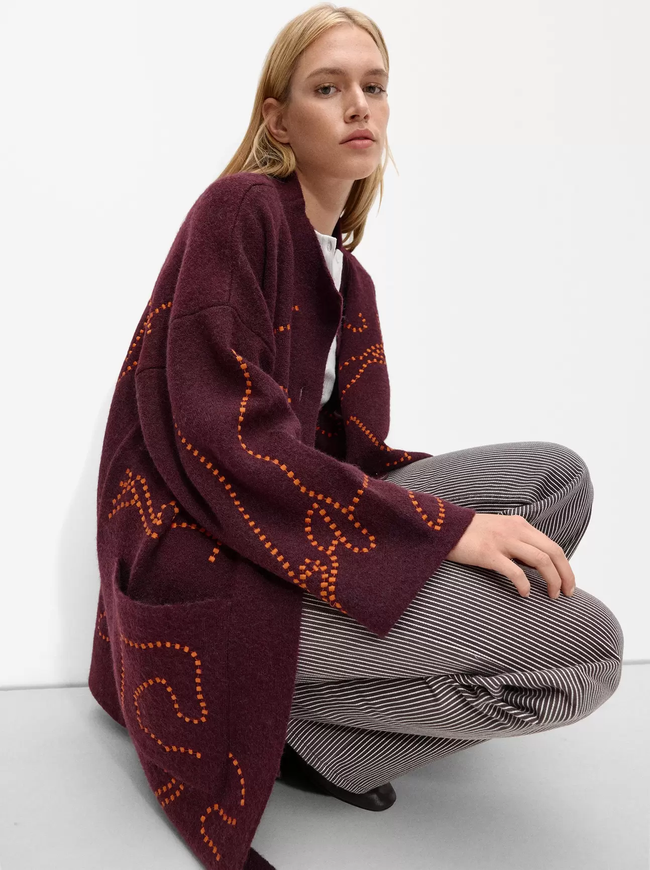 Oferta de Embroidered Knit Poncho por 59,99€ em Parfois