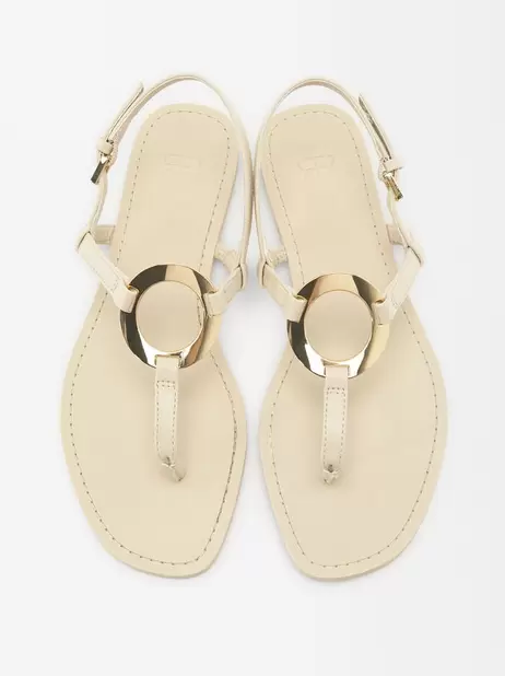 Oferta de Flat Sandals With Metallic Detail por 17,99€ em Parfois