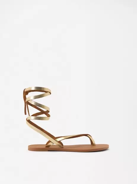 Oferta de Metallic Flat Leather Sandals With Straps por 29,99€ em Parfois