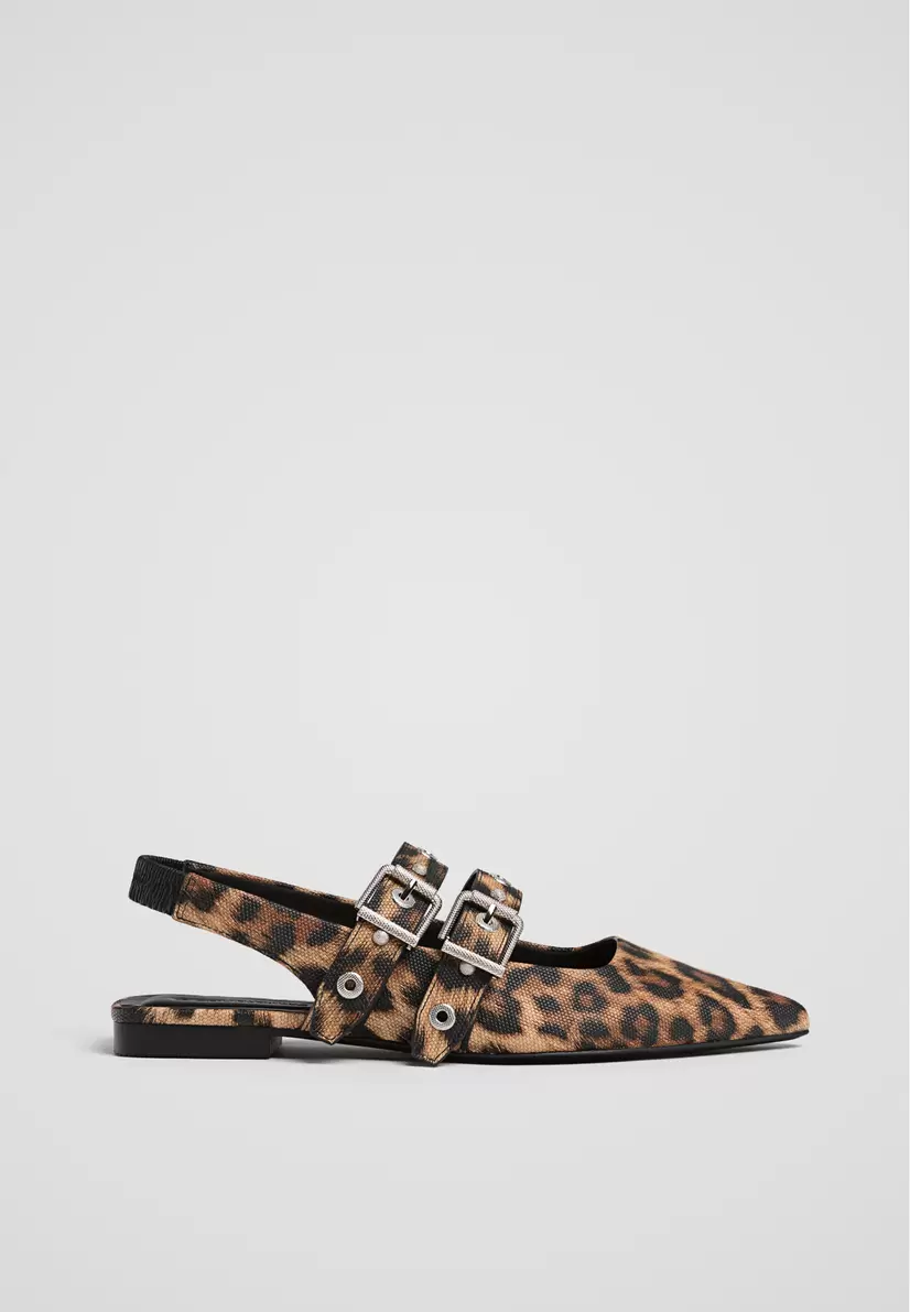 Oferta de Sapato raso com estampado leopardo por 29,99€ em Stradivarius