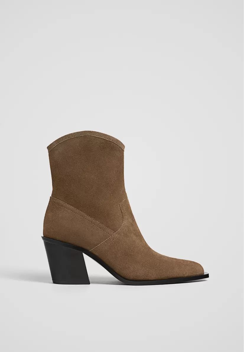 Oferta de Botins de cowboy em pele por 55,99€ em Stradivarius