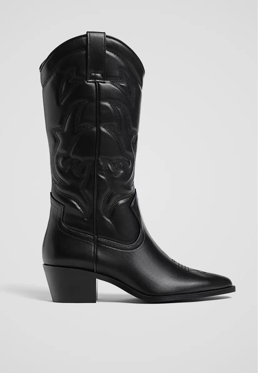 Oferta de Botas cowboy com tacão por 49,99€ em Stradivarius