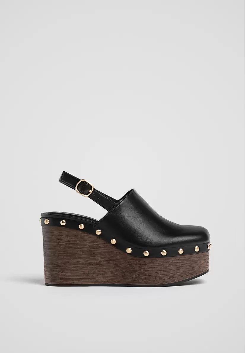 Oferta de Cunhas de plataforma com tachas por 49,99€ em Stradivarius