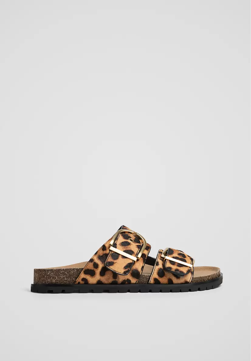 Oferta de Sandálias rasas de pele com estampado leopardo por 39,99€ em Stradivarius