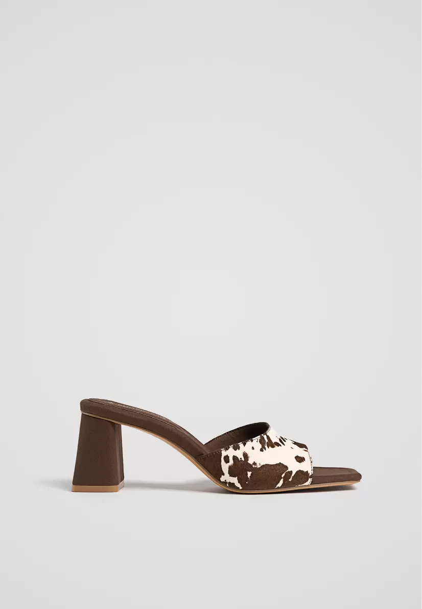 Oferta de Sandália tipo mules de pele com estampado animal por 29,99€ em Stradivarius