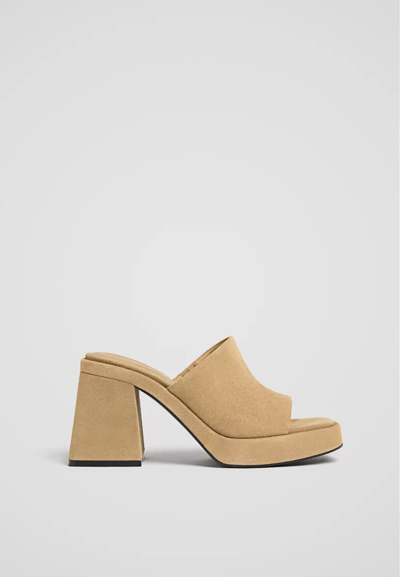 Oferta de Sandália tacão pele plataforma por 39,99€ em Stradivarius