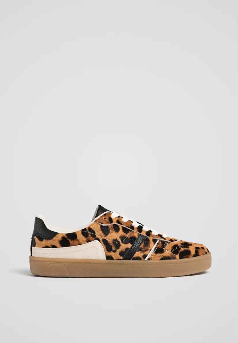 Oferta de Sapatilhas com estampado leopardo de pele por 39,99€ em Stradivarius