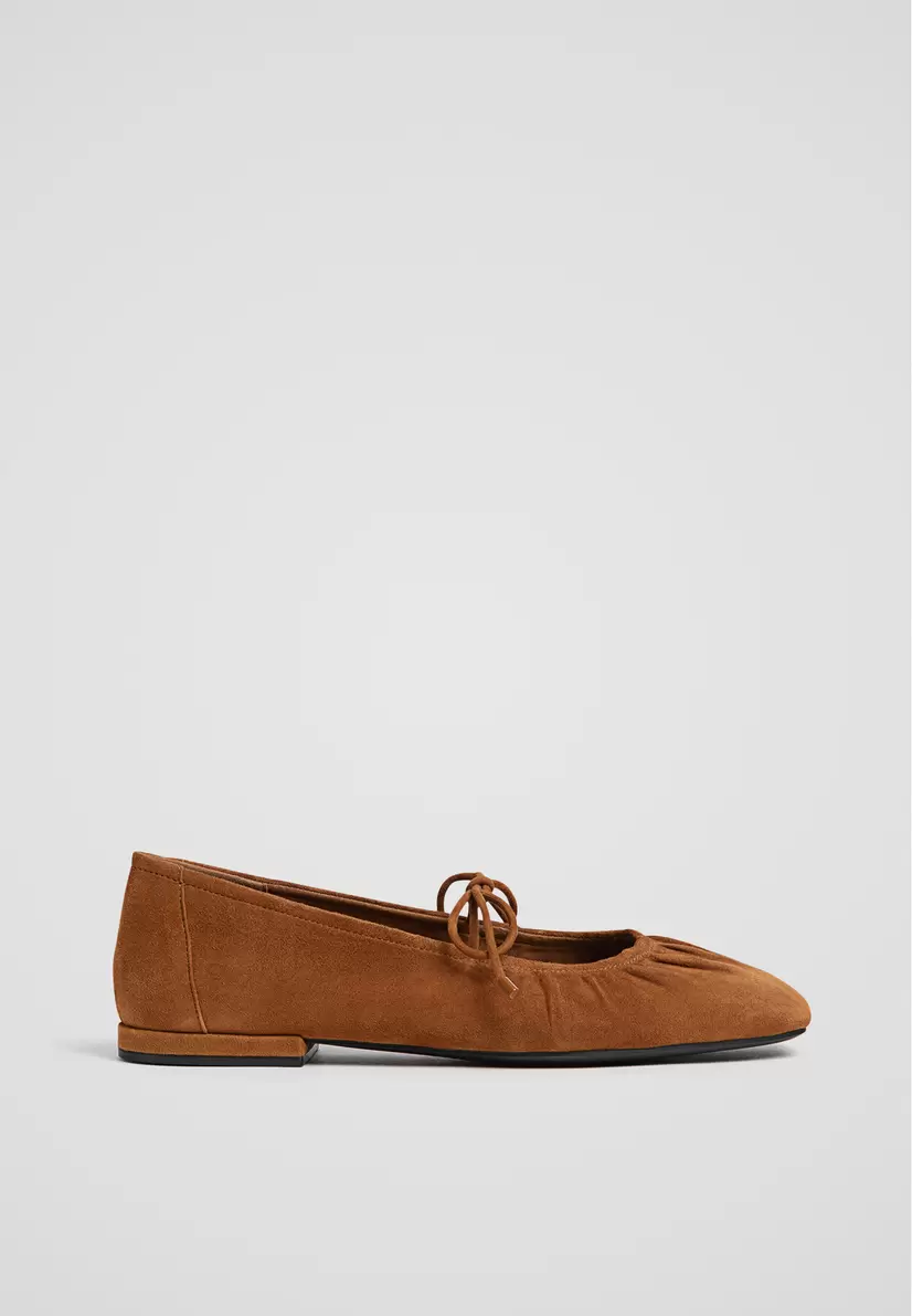 Oferta de Sabrinas pregas pele por 35,99€ em Stradivarius