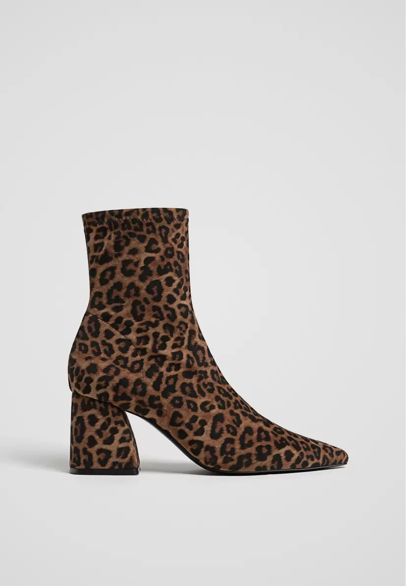 Oferta de Botins com padrão animal por 29,99€ em Stradivarius