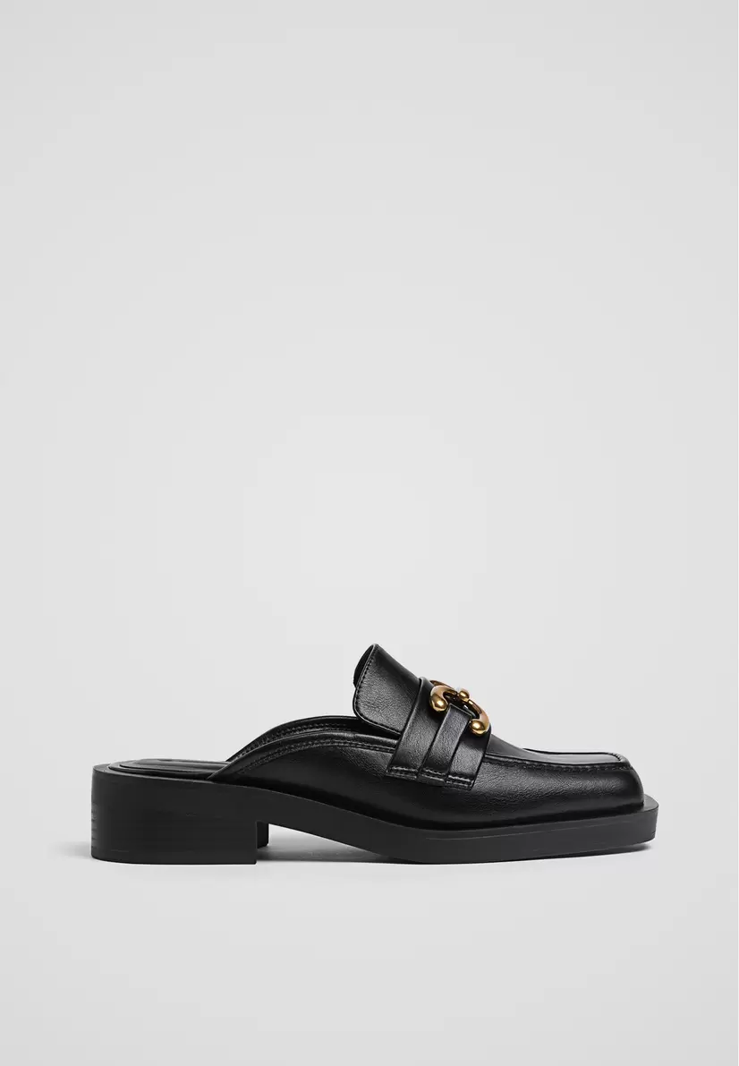 Oferta de Mocassins tipo mules rasos por 25,99€ em Stradivarius