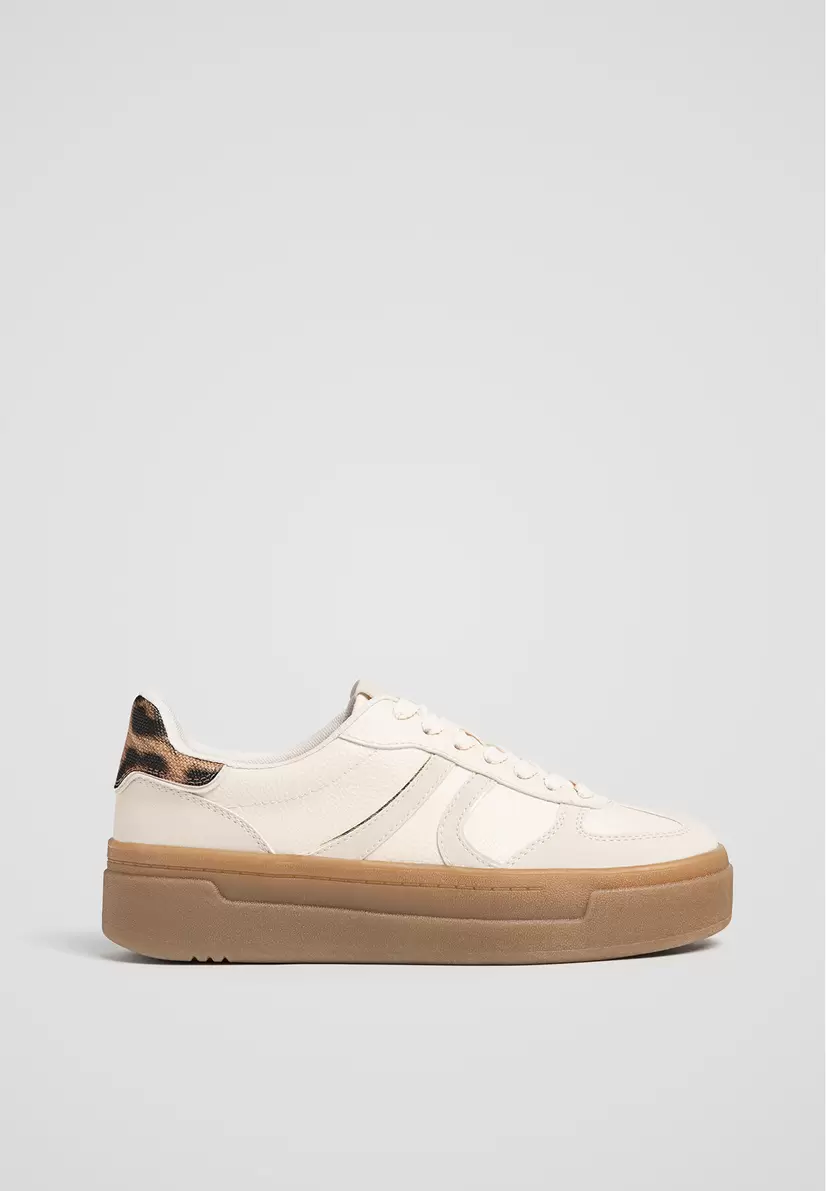 Oferta de Sapatilhas flatform por 29,99€ em Stradivarius