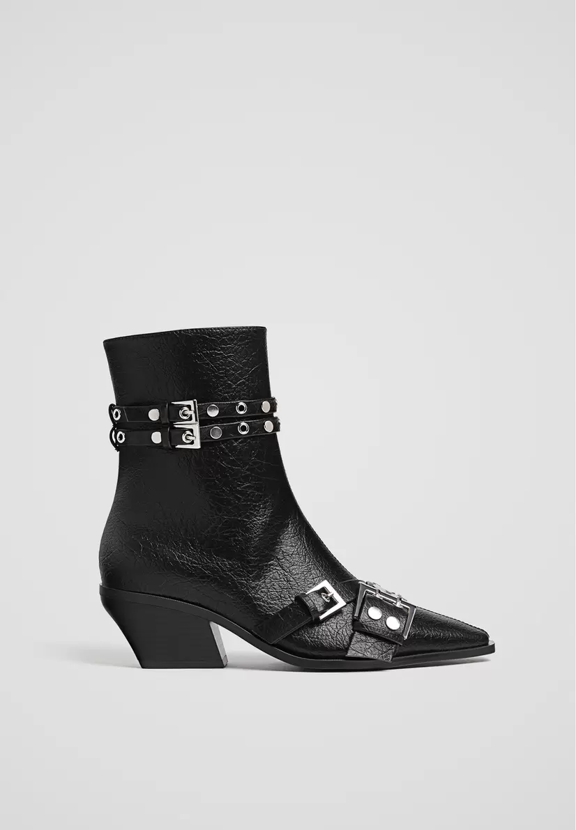 Oferta de Botins cowboy com fivelas por 39,99€ em Stradivarius